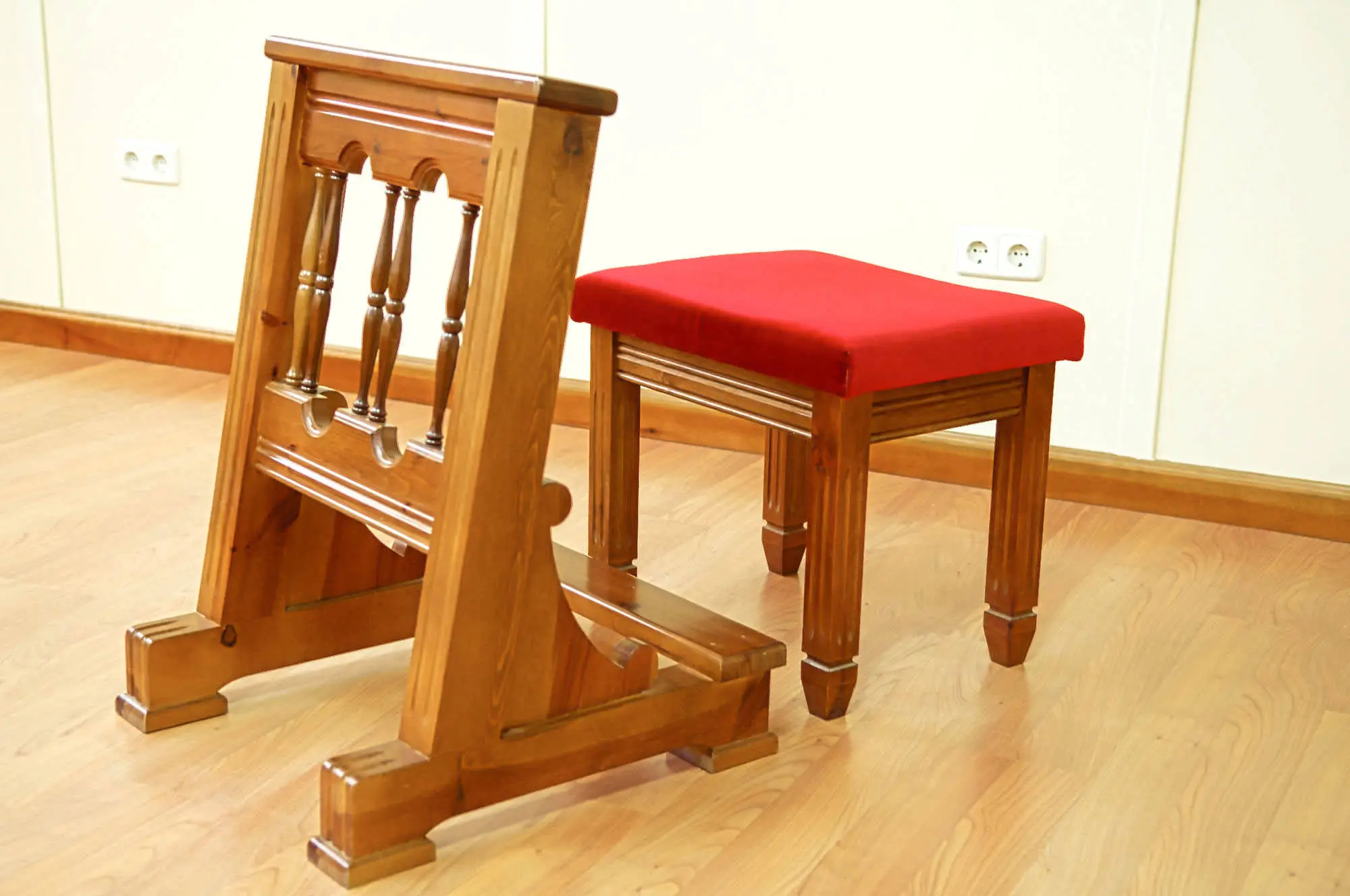 Banquito y arrodilladero de madera para Bodas Carpintería Barahona